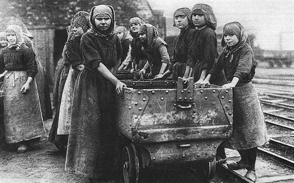 Allemagne - les femmes remplacent les hommes au travail.