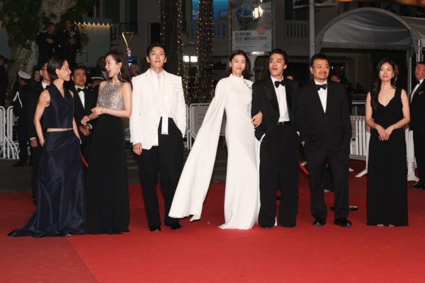 Cast of the film "Gun-Che" (Colony)