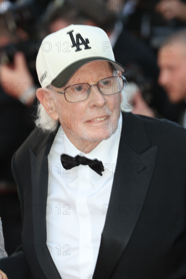Bruce Dern lors de la montée des marches du film La Bataille de Gaulle: L'age de fer (De Gaulle: