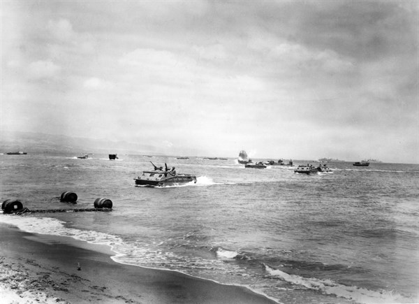 Véhicules chenillés amphibies LVT se dirigeant sur Guadalcanal