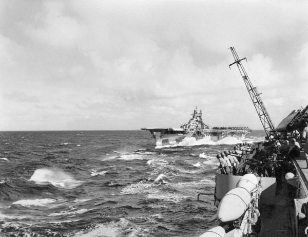 American aircraft carrier "Yorktown (II)", off the Philippines, 1944.