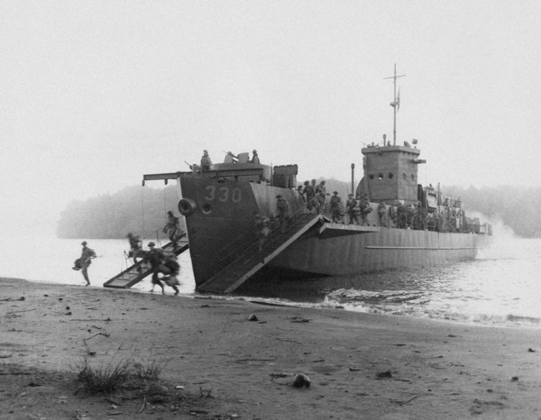 Navire de débarquement déposant des soldats néo-zélandais,1943.