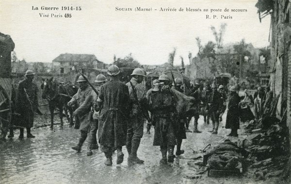 Poilus blessés arrivant au poste de secours