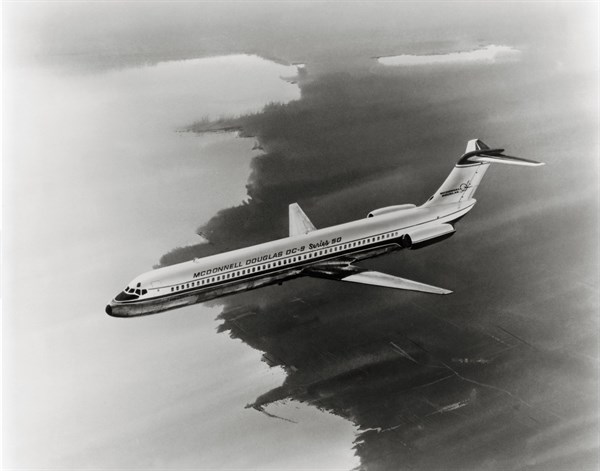L'avion de ligne Douglas DC-9 en vol