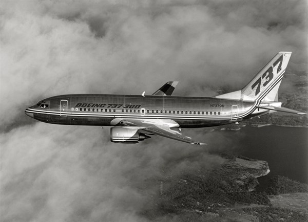 Boeing 737-300 flying, 1984