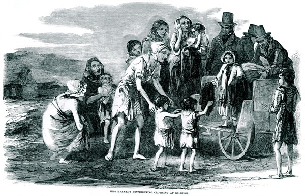 Conditions sociales : famine et misère. Miss Kennedy distribuant des vêtements à Kilrush.