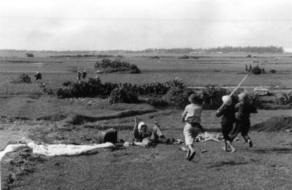 Americain paratrooper / pilote captured at the moment he touches the ground