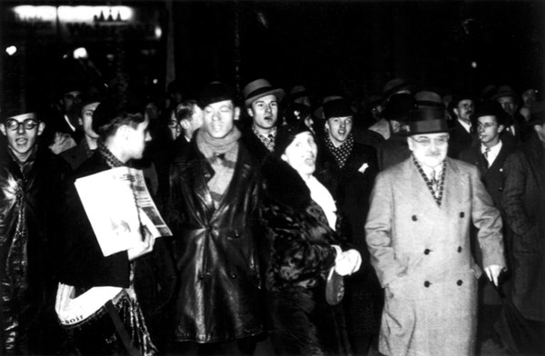 Paris, Manifestants au cours d'une émeute (1934)