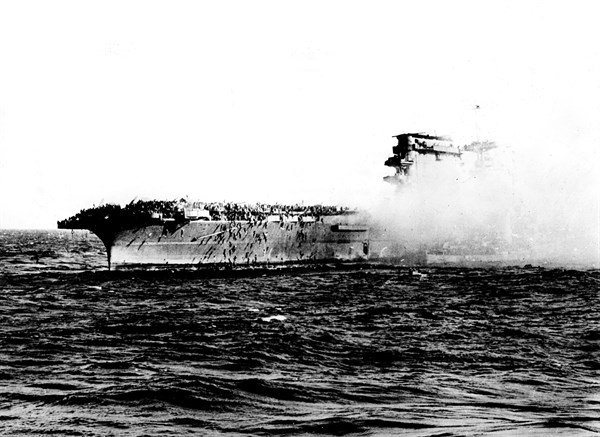Le porte-avions "Saratoga" après une attaque de kamikazes (1944)