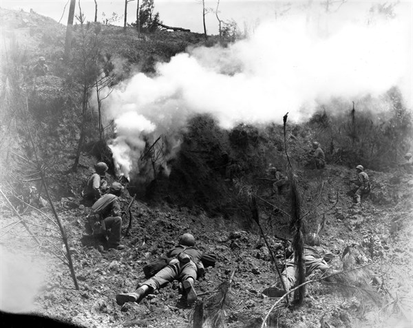 Soldats américains devant la ligne de défense de la ville de Naha, à Okinawa "la vallée de la mort" (1945)