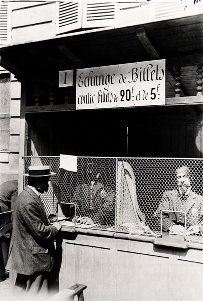Changing bills in a bank, 1914