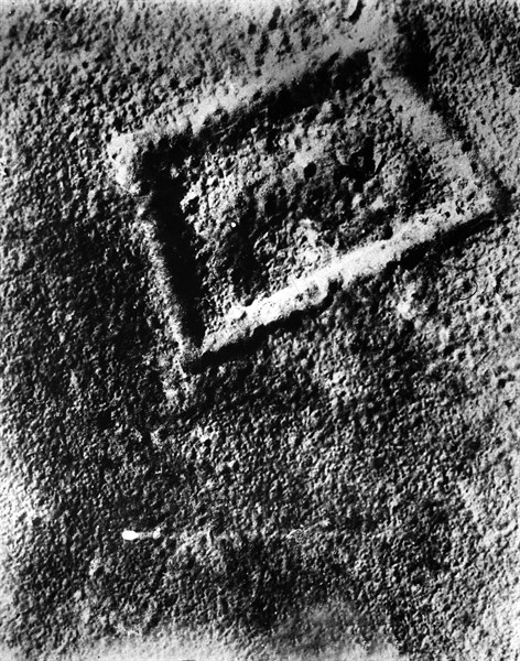 Le fort de Vaux et ses abords bombardés, vus d'avion