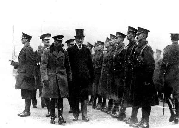 Le président Wilson, en compagnie de Georges V d'Angleterre, inspecte les troupes