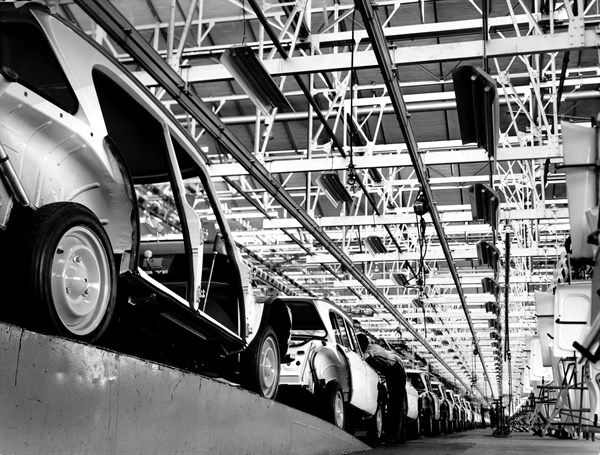 Atelier de montage de l'Ami 6 à l'usine Citroën de Rennes-la-Janais
