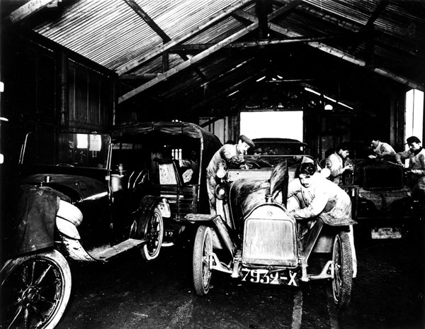 Assembly plant in the beginning of the car industry