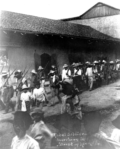 Soldats rebelles marchant dans les rues de Leon
