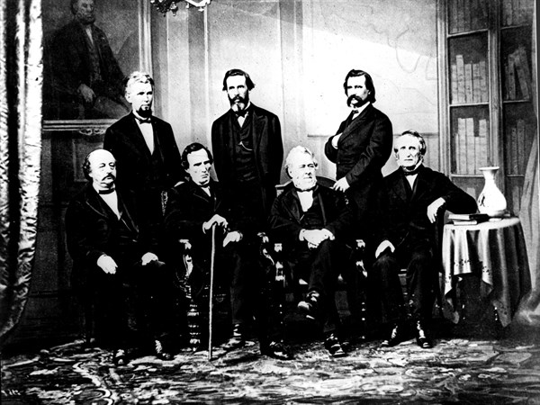 Photo de Brady. Le comité d'accusation de Andrew Johnson , président des Etats-Unis,(1808-1857) devant le sénat, en 1868. Il fut acquitté. Assis, de gauche à droite : Benjamin Butler, Thaddeus Stevens...
