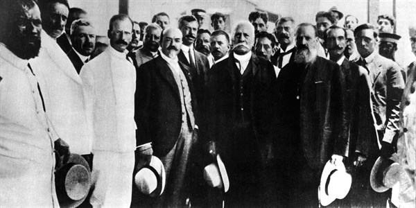 The morning of May 31st, Porfirio Diaz walks the path of the exile along the quay of the port of Veracruz