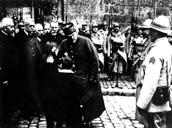 Noyon. Entrée du général Nivelle. Enfants offrant un bouquet au général