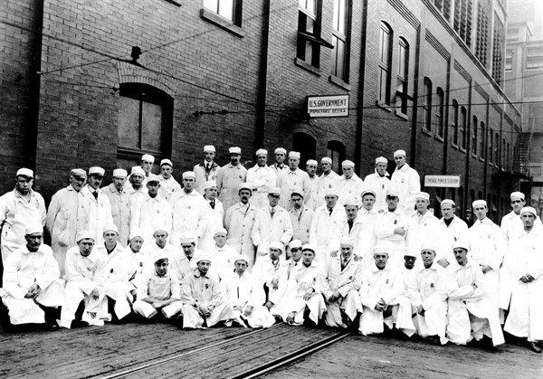 Inspecteurs gouvernementaux chargés de contrôler la fabrication des conserves, 1917