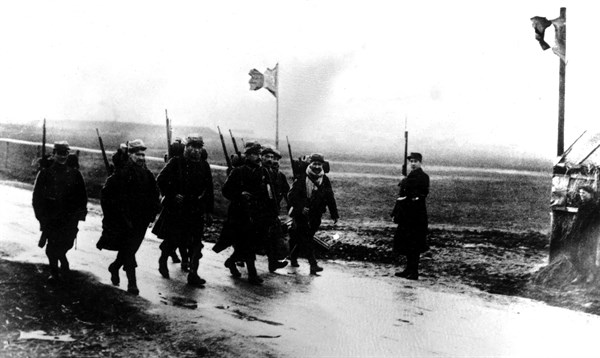 French patrol taking over from the other patrol and going to the front