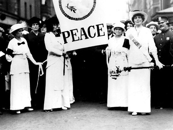 Women demonstrating against the World War I