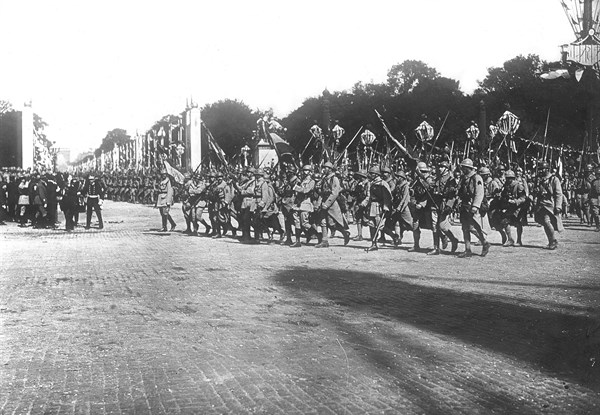 Le défilé de la victoire sur la place de la Concorde à Paris, 1919