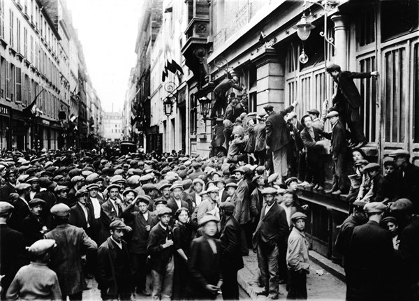 Crowd waiting for a special edition newspaper, 1914