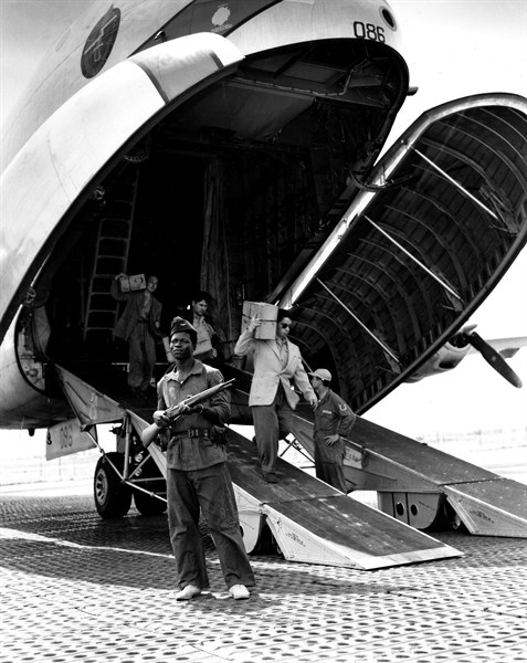 Dans un aéroport en Indochine, le personnel français débarque d'un "Globemaster" (1954)