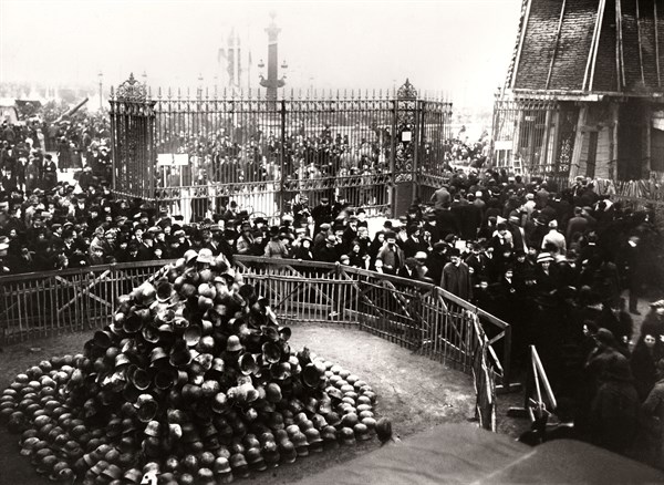 Casques allemands, place de la Concorde