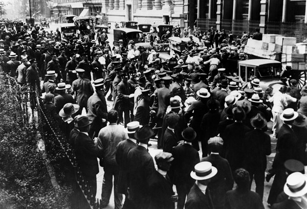 Anti war mobilization in New York: demonstrators fighting with the police, 1918