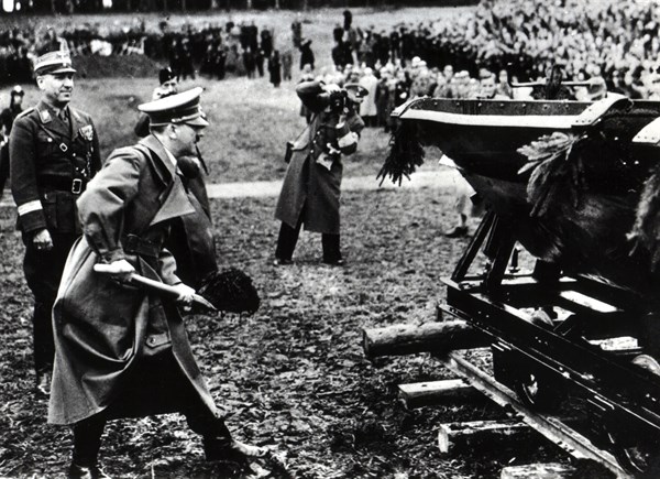 Adolf Hitler inaugure la construction de la première autoroute (1933)