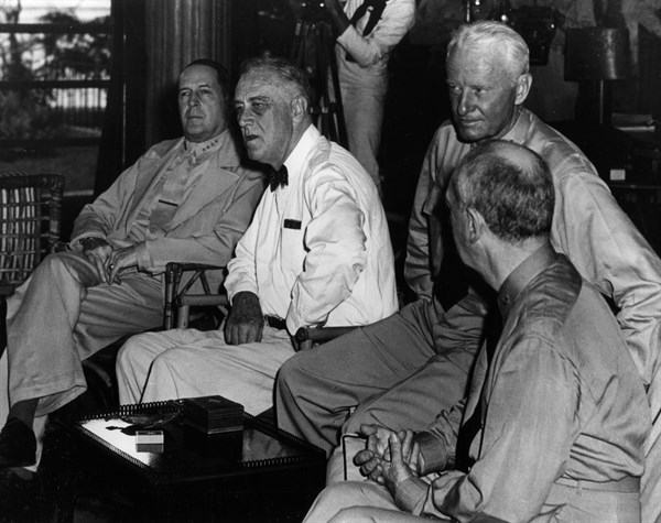 A Pearl Harbour, le président Roosevelt s'entretient avec le général McArthur et les amiraux Nimitz et Leahy des plans de libération des Philippines. (Pearl Harbour, Décembre 1941)