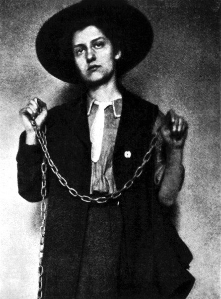 Miss Fox, une suffragette anglaise qui s'enchaîna aux grilles de la Chambre des communes à Londres