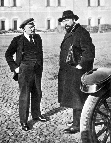 Moscow. Lenin and Bonch-Bruyevich in the Kremlin-grounds