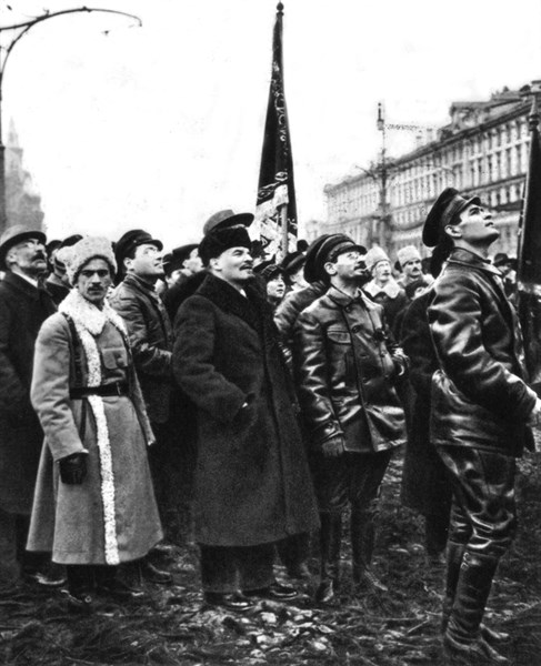 Moscow. Lenin and Sverdlov in front of the provisory memorial to Karl Marx and Friedrich Engels, which has just been unveiled