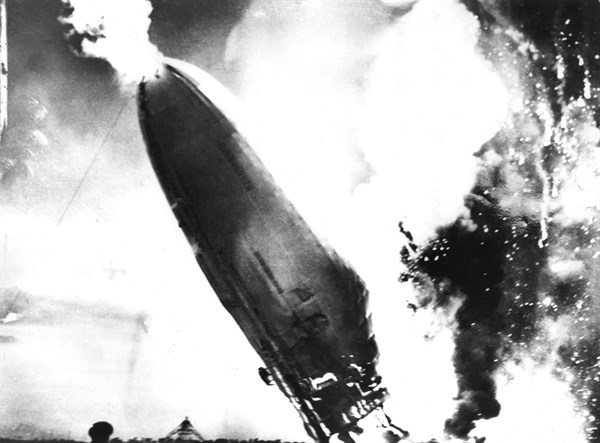 L'Hindenburg s'abat en flammes