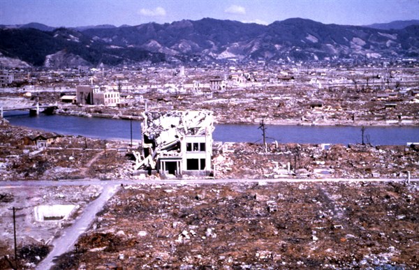 Hiroshima dévastée par la bombe atomique