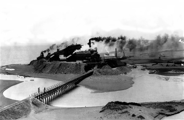 Mine de charbon sur l'océan pacifique