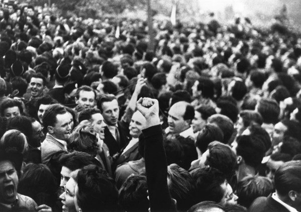 Octobre 1956, Budapest, premier jour de la Révolution : une foule de 60 000 étudiants et citoyens