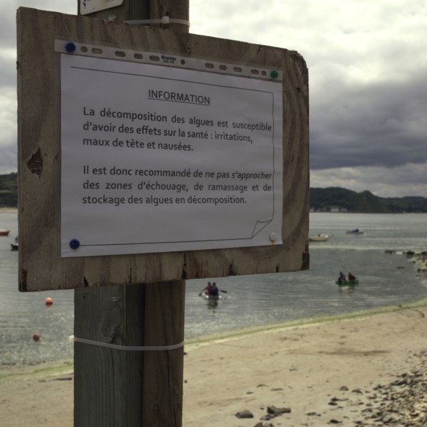 Panneau sur la plage de Tredrez