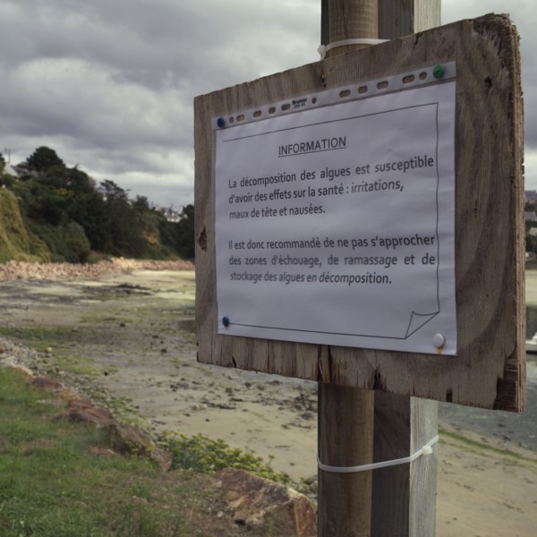 Panneau sur la plage de Tredrez