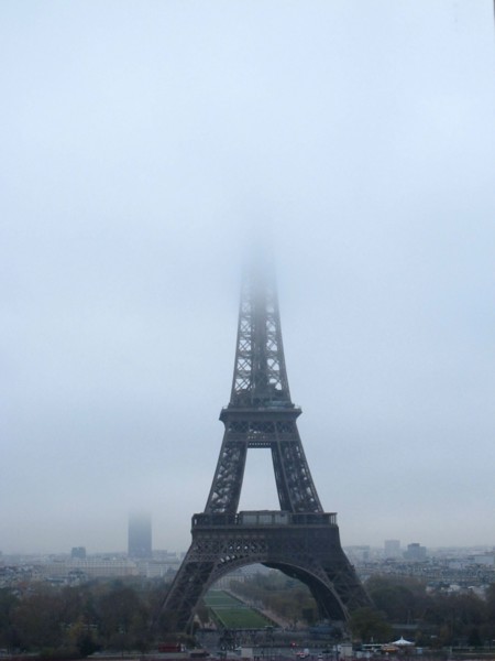Tour Eiffel dans le brouillard