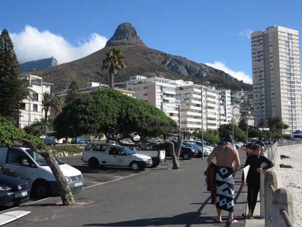 Le Cap, surfeurs a Sea Point