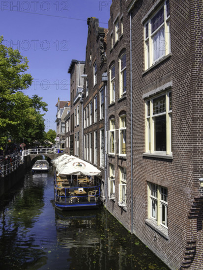 Terrasse flottante sur le Koornmarkt, à Delft