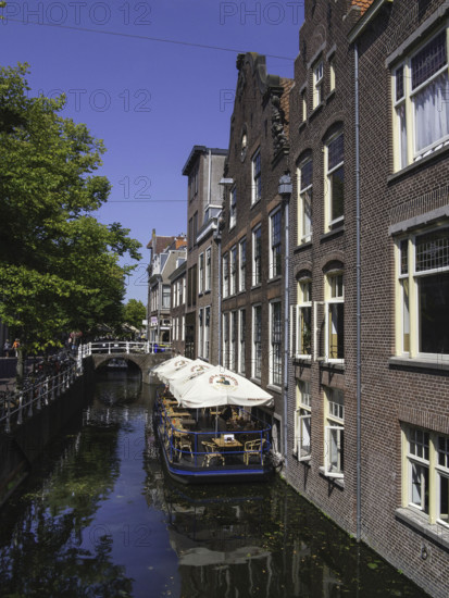Terrasse flottante sur le Koornmarkt, à Delft