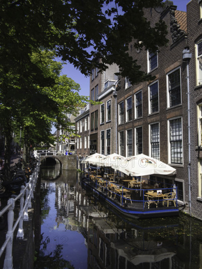 Terrasse flottante sur le Koornmarkt, à Delft
