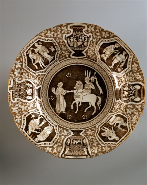 Assiette décorée de scènes antiques