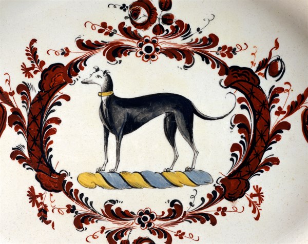 Détail d'un plat figurant un chien (lévrier)