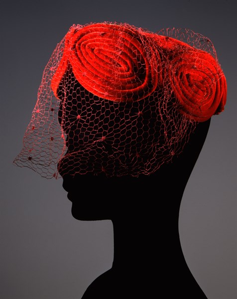 Tambour en velours rouge à décor tubulaire de même couleur et voilette